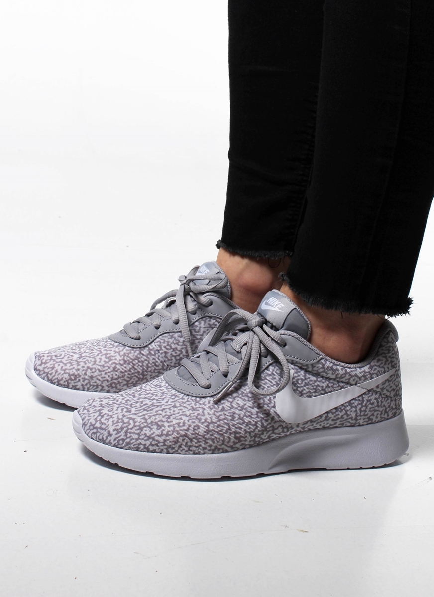 nike tanjun trainers womens grey